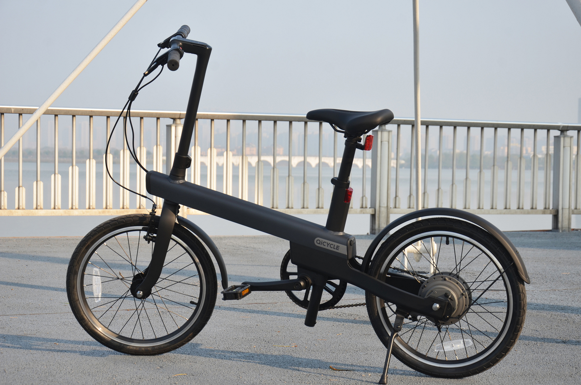 小米生態(tài)鏈&ldquo;電動(dòng)助力自行車&rdquo;評(píng)測(cè):鋁合金車架,40km助力騎行